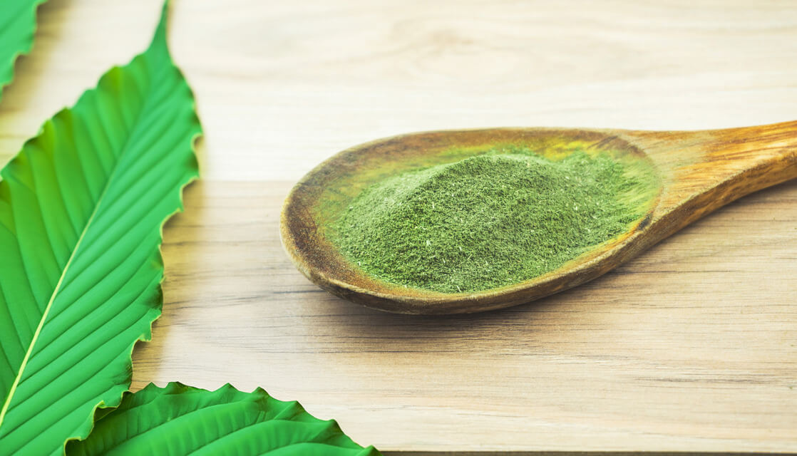 a picture of kratom leaves and in powder form